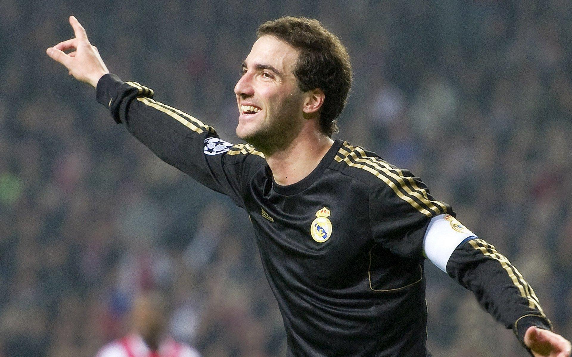 梅西第七次捧起金球奖 刷新历史纪录再创辉煌